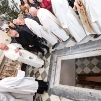 Pokojnega koprskega &scaron;kofa Jenka slovesno prenesli v novo grobnico (foto)