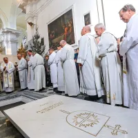 Pokojnega koprskega &scaron;kofa Jenka slovesno prenesli v novo grobnico (foto)