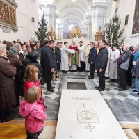 Pokojnega koprskega &scaron;kofa Jenka slovesno prenesli v novo grobnico (foto)