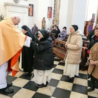 Pokojnega koprskega &scaron;kofa Jenka slovesno prenesli v novo grobnico (foto)