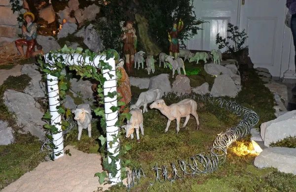 “Ne strinjamo se s postavljanjem tako fizičnih kot psiholoških 
ograj, ki zdaj žal  razdvajajo ljudi v Evropi,” simboličnost 
letošnjih jaslic utemeljuje koprski župnik Primož Krečič.
