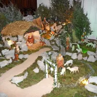 V koprski stolnici  jaslice z  žičnato ograjo