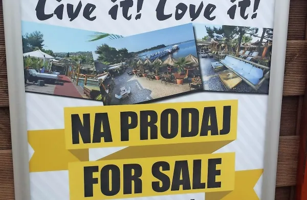 Koliko bo moral odšteti kupec, lastnik Alaye ni želel povedati. 