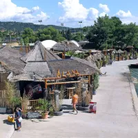 Lokal v tropskem slogu na lucijski plaži je naprodaj. Bo dobil 
novega lastnika ali bodo bambusove hišice odpeljali? 
