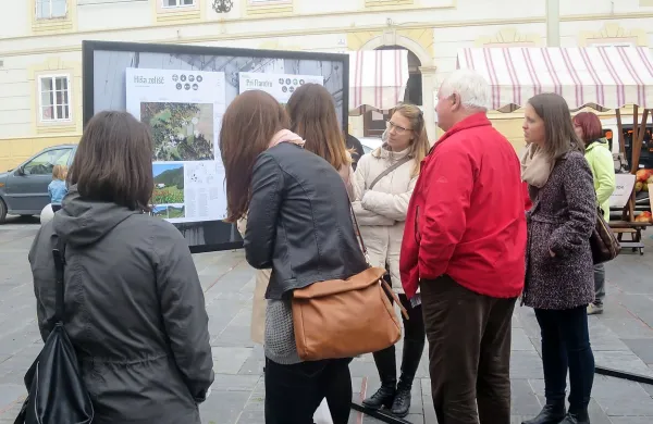    Analize in pilotni načrti prostorskih izboljšav že uspešnih 
kmetij so  razstavno pot začeli na  tržnici v Idriji, sedaj so na 
ogled v Cerknem.