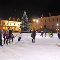 Na postojnskem drsališču se ob popoldnevih in večerih 
drsalcev kar drenja. 