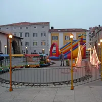 Za starim skladiščem soli otroke vabi vlakec in napihljiv 
tobogan. 