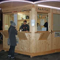 Namesto običajnih stojnic je postojnska občina letos na trgu 
namestila nov leseni kiosk, tako da je toplo in prijetno  tudi 
gostincem.