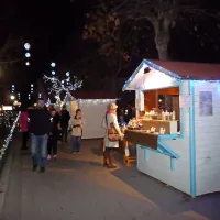 Izola je lepo razsvetljena, ponudba pa ni prav nič razkošna, nekatere hiške so celo zaprte.