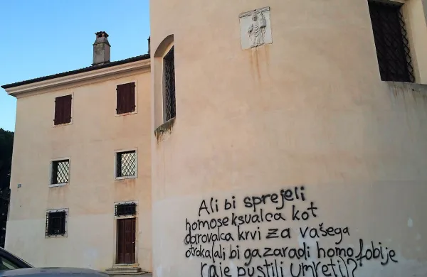 V Kopru očistili, v Kobaridu počečkali