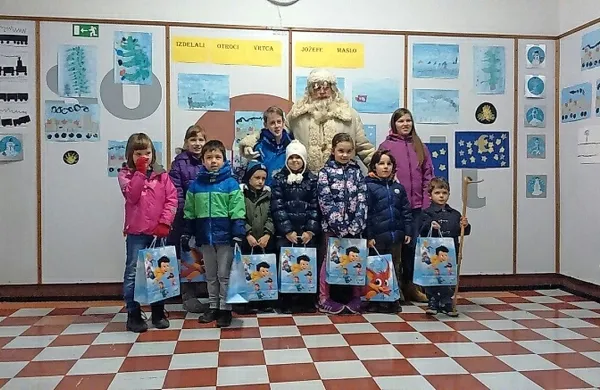 V Ilirski Bistrici bo pestro silvestrovanje zaokrožilo kar pisano 
predpraznično dogajanje.  Zanj so poleg drugih poskrbeli tudi 
v  bistriškem  Društvu ljubiteljev železnic,  ki je v sodelovanju z  
društvom prijateljev mladine pripravilo delavnice za  otroke v 
prostorih društva, nato pa še obisk dedka Mraza  na železniški postaji v Ilirski  Bistrici, kjer je obdaril  najmlajše. 