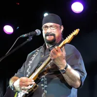 S svojo bluesovsko zasedbo bo Seagal gost silvestrskega 
večera na glavnem odru pred srbskim parlamentom.