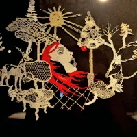 Oblikovalec Urh Sobočan je v ciklu Vrnitev zasnoval ilustracijo, čipko pa je sklekljala njegova babica Iva. 