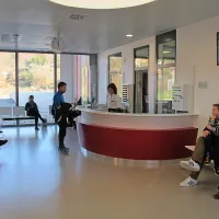 Včeraj so v urgentnem centru pomoč že poiskali prvi pacienti. 
Zdravstvene ekipe so okrepili, ker se še privajajo na nove 
prostore in da bi vse teklo čim bolj gladko. 