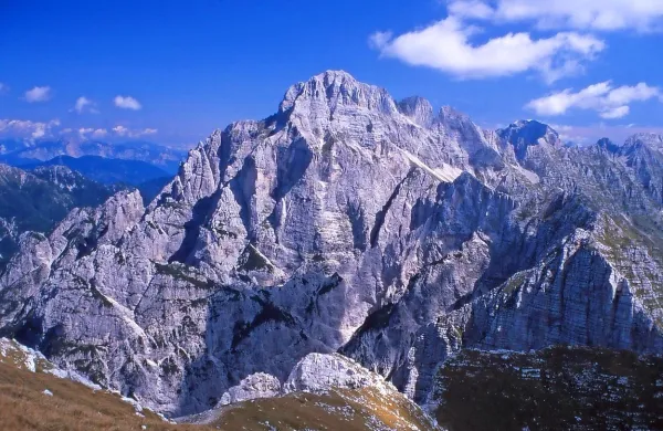 Na pogorju Montaža v Julijskih alpah se je včeraj popoldne 
smrtno ponesrečil 80-letni Tržačan Mario Gregori.