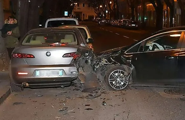 Zelo pijanemu vozniku je včeraj popoldne pri Sv. Andreju v 
Trstu uspelo poškodovati štiri avtomobile.