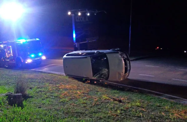 Avto je voznici “zbežal” s parkirišča in končal na boku.