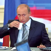 Vladimirju Putinu v Rusiji priljubljenost raste, v svetu pada.  