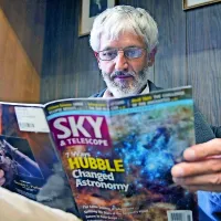 Herman Mikuž, astronom: “Nesmiselno je viseti 
na računalniku 24 ur na dan - stroj bi moral 
omogočiti, da delaš bolje ali več, počneš smiselne 
stvari. Zdaj pa stroje v veliki meri uporabljamo za 
to, da zapravljamo čas, da obrnemo pozornost na 
nepomembne stvari. Medtem pa se pomembni 
problemi samo kopičijo in nihče jih ne rešuje.”