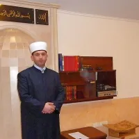 Nevres Mustafić, imam v Kopru: “Kdor naredi 
zločin, ima ime in priimek in svoj življenjepis, in 
nobenega takšnega človeka ne moremo povezovati 
z islamom. Ponavljam, kot muslimani obsojamo 
takšne dogodke.”