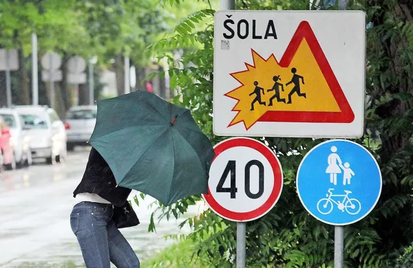 Jutri popoldne in zvečer se bodo padavine od jugozahoda 
razširile na večji del Slovenije. 