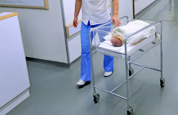 

Zadnji porod v slovenskih porodnišnicah v preteklem letu je 
bil v Mariboru. 
