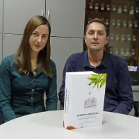  Nina Kočevar Glavač in  Damjan Janeš sta skupaj s še devetimi avtorji pripravila znanstveno podprto knjigo o 
sodobni kozmetiki, v kateri je  mnogo uporabnih informacij  za najširšo javnost.