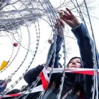 Dragonja,  bodeča  žica z novoletnimi okraski za slovo od leta 2015