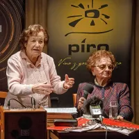 Šaljivka Zaira Cossu Vuga (levo) je nedavno nasmejala publiko na literarnem večeru z Dorico Makuc. 
