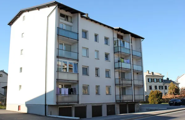  Občina Pivka je v stanovanjskem bloku na Postojnski cesti 
(na fotografiji) prodala šest nekdanjih vojaških stanovanj, s 
kupnino pa kupila zemljišča na robu Javorjevega kompleksa, 
preko katerih je načrtovana obvoznica. 