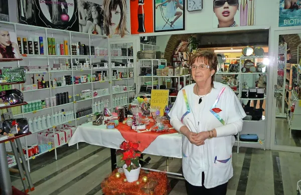 Z zaprtjem parfumerije na Čevljarski ulici v Kopru se je 
poslovila tudi njena dolgoletna poslovodja Zvonka Deželak. 