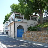 Po eni od zamisli naj bi vhod v bodočo podzemno garažno 
hišo na Muzejskem trgu umestili nekje na lokaciji med Picerijo 
Marina in Bastionom. 