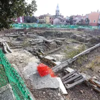 Vse bolj jasno postaja, da Muzejski trg tako kmalu še ne bo 
spremenil svoje zanikrne podobe. 

