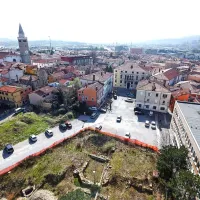 Pogled s ptičje perspektive na arheološko najdišče na 
Muzejskem trgu razkriva jasno tlorisno zasnovo nekdanjih 
stavb.