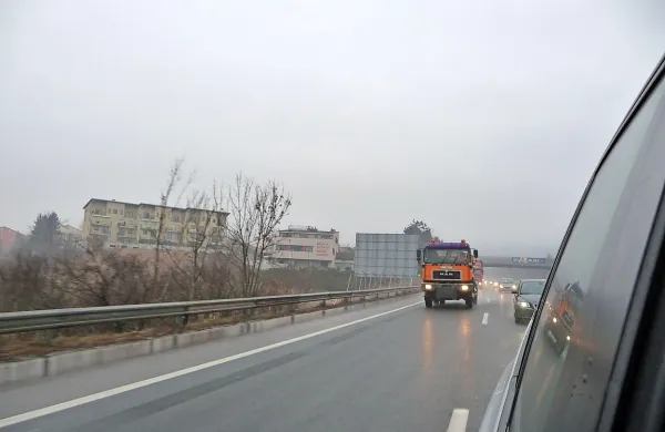 Posipalni tovornjak popoldne na avtocesti pri Postojni.