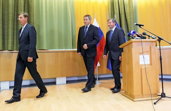 V katero smer bo vladna koalicija (od leve Miro Cerar, Dejan 
Židan in Karl Erjavec) zavila v letu 2016?