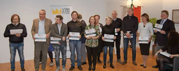 Vinarji Collia s priznanji: levo Paolo Ianna, deželni koordinator 
za pripravo vodiča.