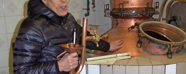 Kuhanje žganja je v bistvu zelo preprosta stvar, le pravil se 
moraš držati, pojasnjuje Medard Berginc - Medo.