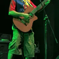 Julija je v  Kopru poskakoval in boljši jutri klical svetovno znani 
francosko-španski glasbenik in aktivist Manu Chao.  Ob tej 
priložnosti je v ekskluzivnem intervju za naš časopis  bralcem 
svetoval, kako naj skušajo izboljšati svet: “Moči usmerite v 
svojo sosesko. To je vse, kar lahko storite.” Slabše so 
razmere, pomembnejši je optimizem, je prepričan.  