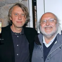 Festivalu  Vilenica, letos jubilejnemu, že tridesetemu, sta pred kraško jamo istega imena nazdravila tudi 
letošnja glavna gosta: nagrajenec, češki pesnik, pisatelj in dramatik Jáchym Topol (levo), in  slovenski 
književnik v središču, pesnik, dramatik in prevajalec Milan Jesih.