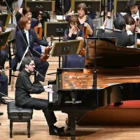 V letu 2015 so bili uspešni tudi številni mladi primorski klasični glasbeniki: Aleksander Gadžijev (na fotografiji) je osvojil  
najvišjo nagrado na 9. Mednarodnem klavirskem tekmovanju v Hamamatsu na Japonskem, pianist   Ivan Skrt je uspešno in 
odmevno nastopal na svoji prvi turneji po Južni Ameriki,  harfistka Eva Tomšič iz Kopra je na mednarodnem tekmovanju v 
Izraelu osvojila tretje mesto, violinistka iz Tolmina  Petra Kovačič je postala članica slovitih Dunajskih filharmonikov ... 