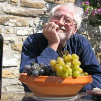 Tone Pavček ostaja živ - pred kratkim je pri Cankarjevi založbi 
izšla zbirka Domu in rodu, pri Sanjah pa bo letos izšla njegova 
nedokončana pesnitev o kužku Donu. 
