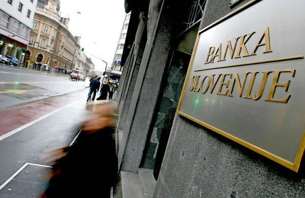 Združenje Frank, ki zastopa interese posojilojemalcev v 
švicarskih frankih, je na upravno sodišče vložilo tožbo zoper 
informacijskega pooblaščenca in Banko Slovenije, ker ne 
dovolita vpogleda v informacije o kreditih.