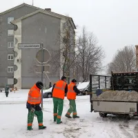 Posipavanje cest v Sežani.