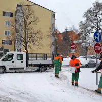 Posipavanje cest v Sežani.