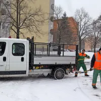 Posipavanje cest v Sežani.