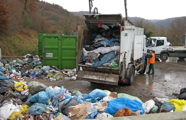 V drugi polovici leta bodo koprske odpadke vozili v Ljubljano, 
izolske v Slovensko Bistrico, v piranskem Okolju pa še 
izbirajo prevzemnika. 