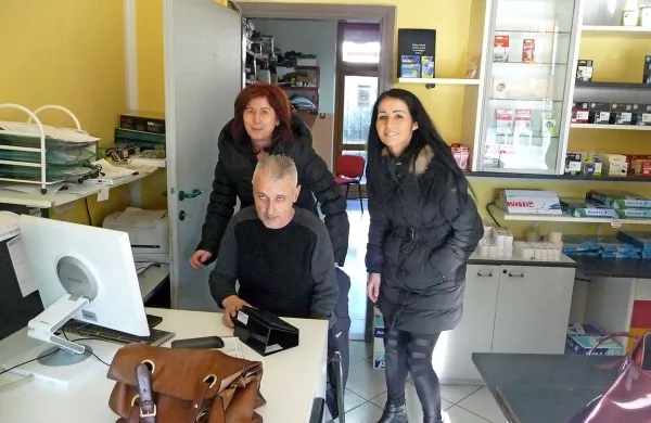 Lastnica koprskega frizerskega salona Šarm je prišla po davčno blagajno na 
silvestrovo. S sodelavko sta  si vzeli malo časa, da vidita, kako  dela . “V soboto 
ne bo časa za učenje, stranke ne bodo čakale,” sta dodali.
