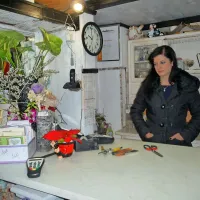 “Za vsak primer, če se na tablici kaj zalomi, imam tu še vezano 
knjigo računov,” pravi cvetličarka Nadja Baruca.