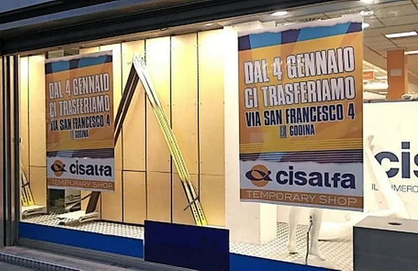Od danes je v nekdanji zgodovinski trgovini Godina v Trstu 
outlet športnih oblačil in drugih izdelkov.